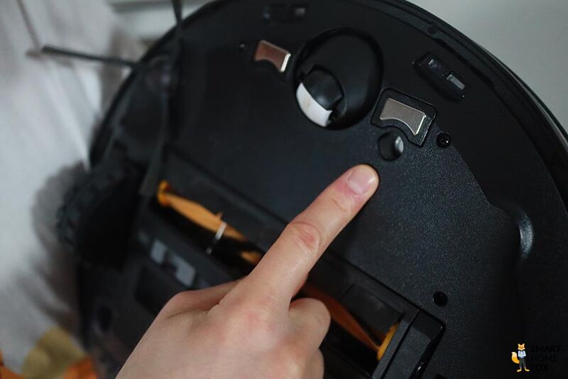 Палец указывает на датчик обнаружения ковров пылесоса Yeedi Vac Max